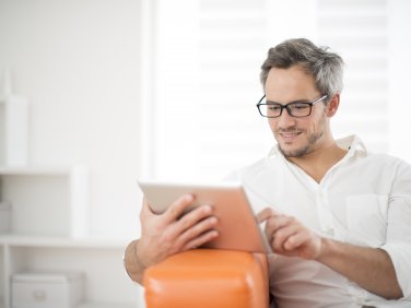 Person mit Tablet