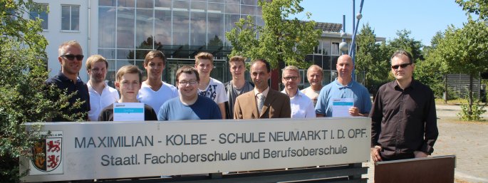 Schüler und Lehrer der Maximilian Kolbe Schule Neumarkt und Mitarbeiter der Grasenhiller GmbH